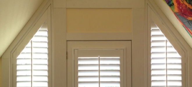 Slanted sidelights with a door.